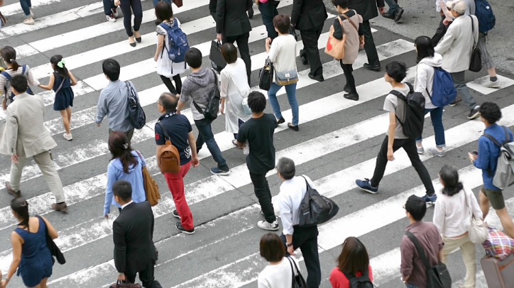 横断歩道を歩く人々